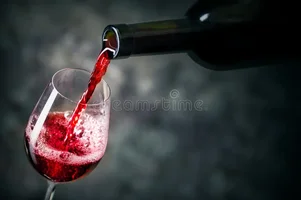 красное-вино-ьется-в-стек-о-81119077.webp