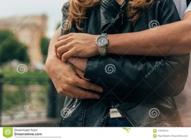 парень-задний-и-обнимает-девушку-руки-совместно-на-руке-вахты-парня-124328724.webp