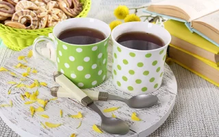 2017food___drinks_two_cups_of_fragrant_tea_with_biscuits_115375_19.webp