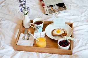 breakfast-in-bed-via-www.acupofmai.com_.webp