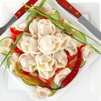 2019Food_White_plate_with_dumplings__red_pepper_and_cucumbers_132195_31.webp