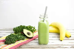 süßer-grünkohl-smoothie-mit-banane-und-avocado-1.webp