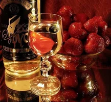 бокал с вином и клубника.webp