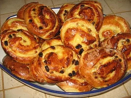 brioches-aux-raisins-secs.webp