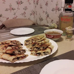 Кесадилья с курицей и грибами с соусом сальса